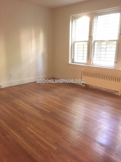 Brookline Great 2 bed 1 bath available 9/1 on Lancaster Terr in Brookline!   Washington Square - $2,795 No Fee